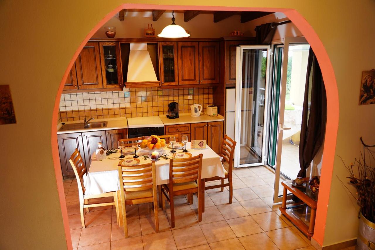 Stefanias Appartments Ágios Matthaíos エクステリア 写真