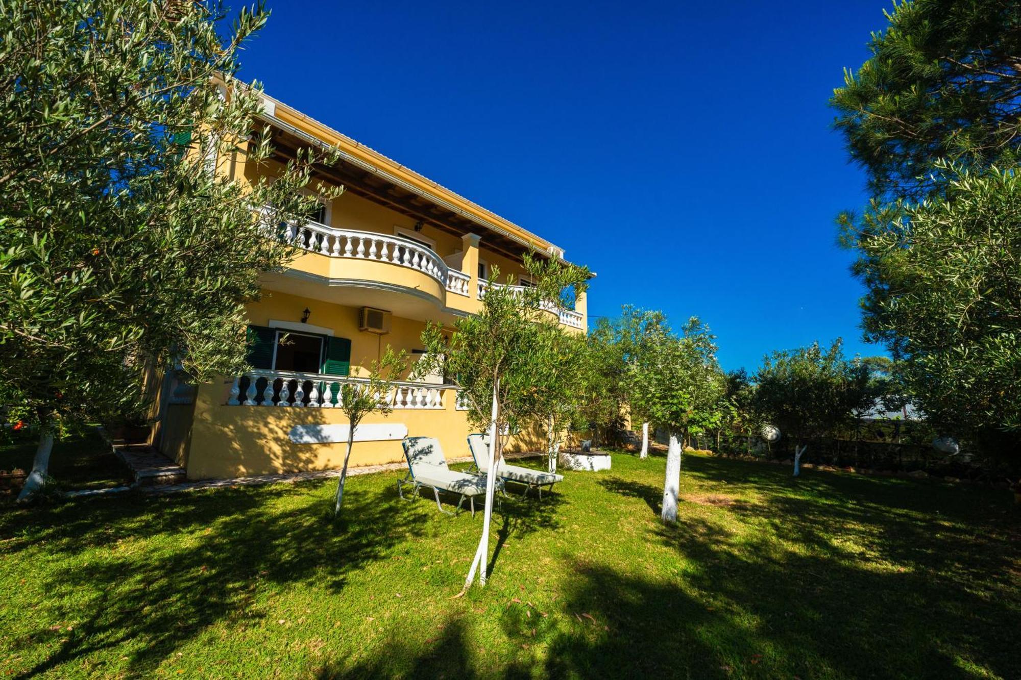 Stefanias Appartments Ágios Matthaíos エクステリア 写真